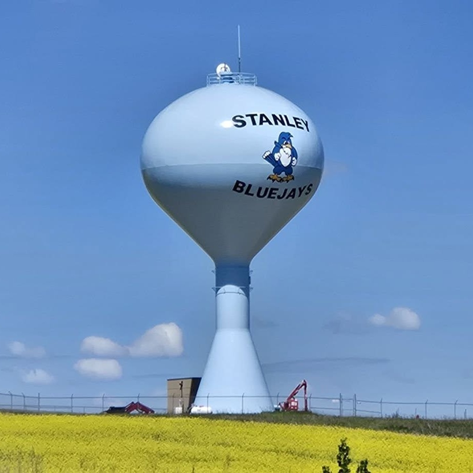 Broker reviewing industrial yard and warehouse options with business owner in Bakken region